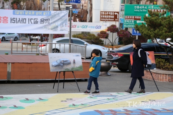 어린이 사진 관람. 사진=안동소방서