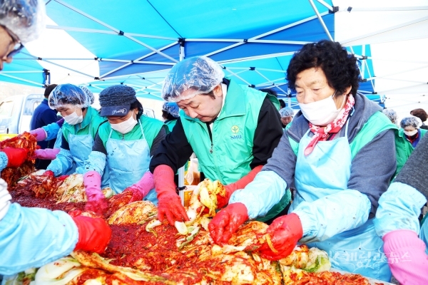 새마을부녀회 회원들과 김장을 하고 있는 권영세 안동시장. 사진=안동시