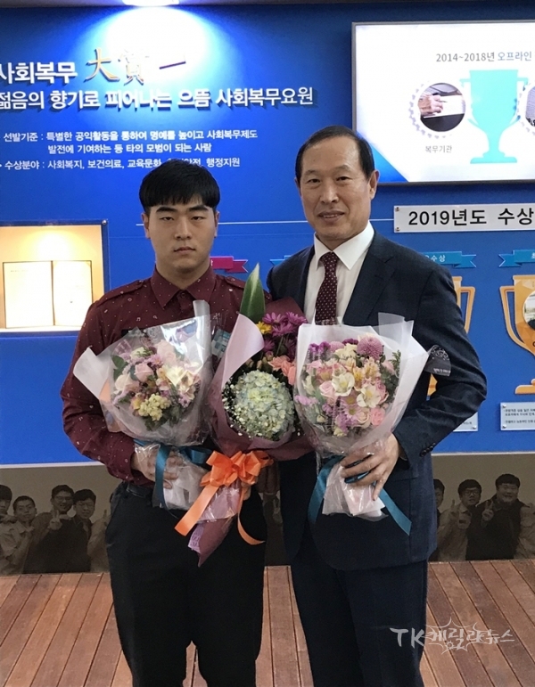 정창근 대구경북병무청장이 최우수상을 수상한 박진환 사회복무요원과 기념사진을 찍고 있다. 사진=대구경북병무청