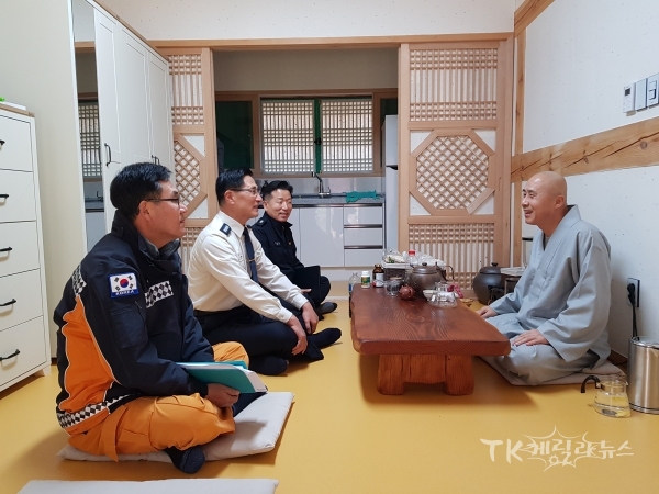 황영희 서장이 오어사를 찾아 겨울철 화재예방과 안전수칙에 대해 설명을 하고있다. 사진=포항남부소방서