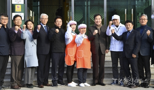 이낙연 국무총리가 상주곶감유통센터를 방문해 직원들과 기념촬영을 하고 있다. 사진=경북도