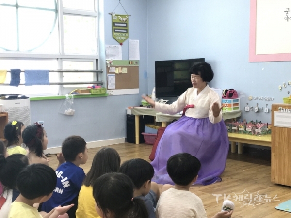 대구 중구 1기 서미령 이야기 할머이가 다인어린이 친구들한테 이야기를 을려주고 있다 사진=한국국학진흥원