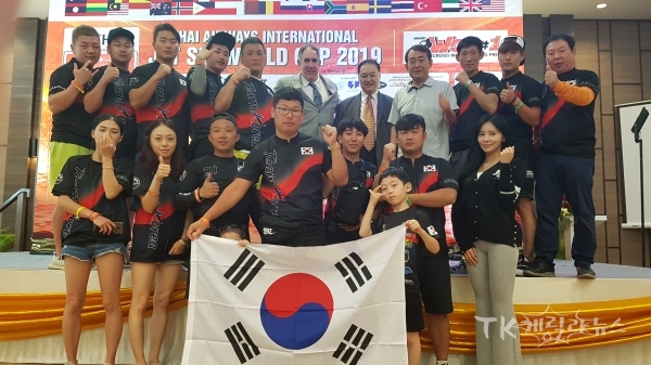 2019 태국 국제 제트스키 월드컵에 출전한 안동시제트스키협회와 팀코리아 소속 선수들이 환영만찬에서 태극기를 들고 기념사진을 찍고 있다. 사진=안동시제트스키협회