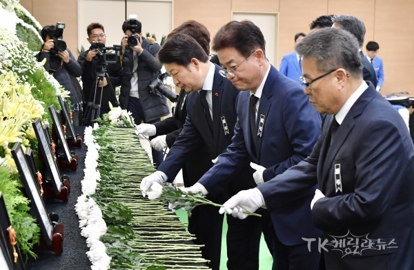 이철우 경상도지사는 지난 7일 오전 10시 계명대학교 동산병원에 차려진 독도 소방헬기 추락사고 합동분향실에서 조문하고, 고(故) 배혁․김종필․박단비․이종후․서정용 소방대원의 개별 빈소를 각각 찾았다. 이 지사는 빈소에서 고인을 기리고 유족들을 위로했다.