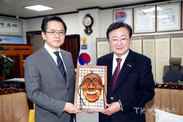 권영세(좌) 안동시장이 마루야마 코헤이(우) 주(駐)부산일본총영사을 접견하고 안동하회탈을 선물하고 기념촬영을 하고 있다. 사진=안동시