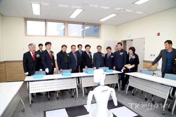 실봇에 대해 설명을 듣고 있는 내빈들. 사진=안동시