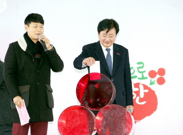 모금함에 성금을 넣고 있는 권영세 안동시장. 사진=안동시