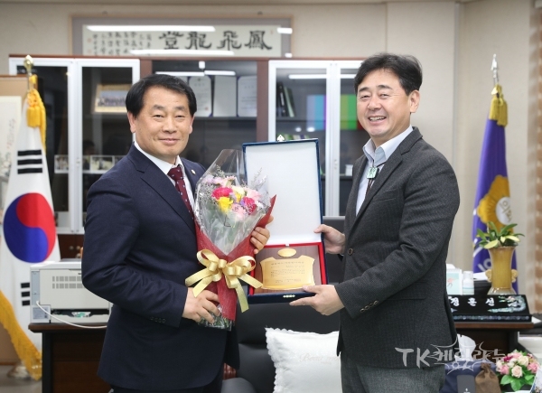 김경동 의원(좌) 경북의정봉사대상 수상.  사진=안동시의회