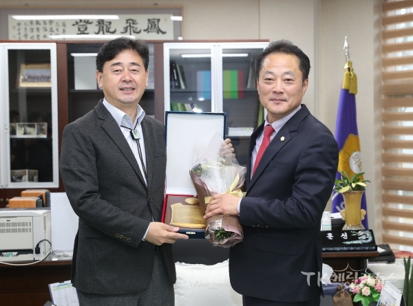 이상근 의원(우) 경북의정봉사대상.  사진=안동시의회