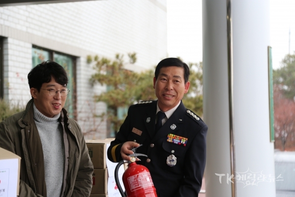 한창완 안동소방서장이 소화기 쓰는 방법을 설명 하고 있다. 사진=안동소방서