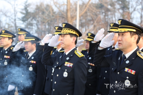 충혼탑 참배.  사진=안동소방서