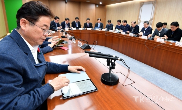 확대간부회의에서 테블릿 PC 이용. 사진=경북도