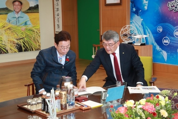 김학동 예천군수가 국·도비확보을 위해 도청을 방문해 이철우 도지사와 환담을 나누고 있다. 사진=예천군