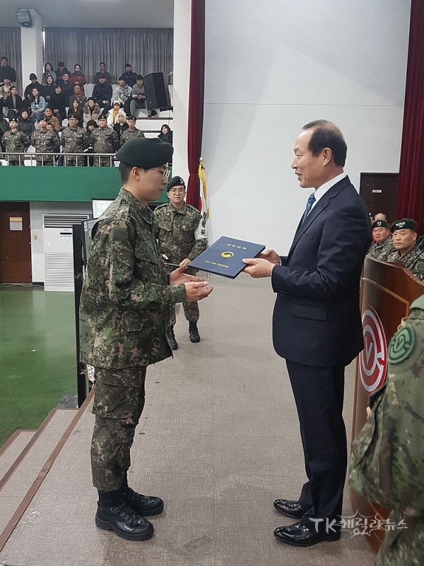 정창근 대구경북병무청장이 군사교육 성실이수자에게 표창을 수여하고 있다. 사진=대구경북병무청