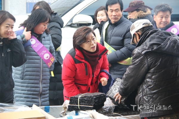 김정재 의원이 지역 전통시장을 찾아 주민들과 이야기를 나누고 있다. 사진=김정재 의원실