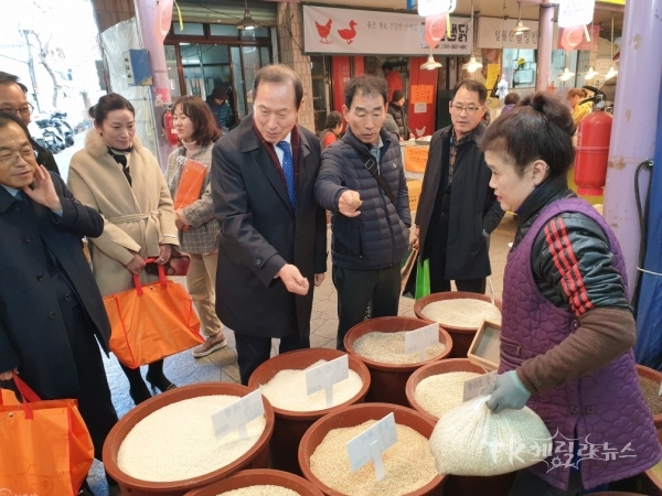 정창근 대구경북병무청장과 직원들이 서남신시장에서 식자재를 구매하고 있다. 사진=대구지방병무청