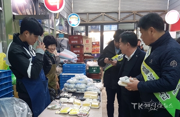 경북문화관광공사 안동 임직원들이 용상시장에서 장보기를 하고 있다. 사진=경북문화관광공사