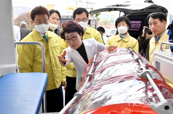 이철우 경북도지사가 17일 국가지정 음압병상인 동국대학교 경주병원을 방문해 음압이송 차량에 대해 설명을 듣고 있다. 사진=경북도