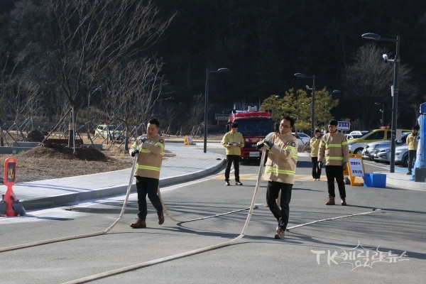 '직장안전지킴이 경진대회’서 소방호스 회수 장면.  사진=안동소방서