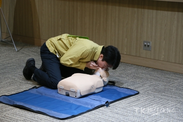 '직장안전지킴이 경진대회’서 심폐소생술 장면. 사진=안동소방서