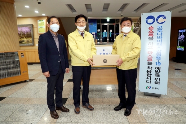 문경시가 호흡기질환에 효능 만점인 오미자 스틱차를 안동시에 전달하고 있다.(왼쪽부터 김태인(주)오미원대표 박재구 문경시부시장 권영세 안동시장) 사진=안동시)