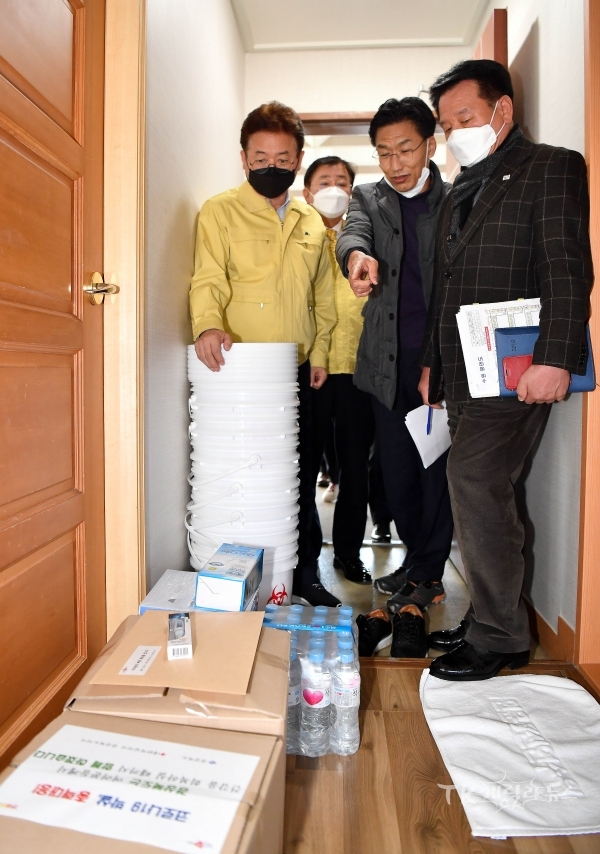 코로나19 생활치료센터 점검(국학진흥원). 사진=경북도