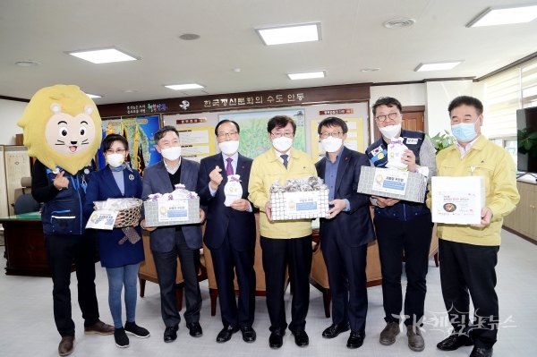 전주시 방문단이 코로나19 극복 희망 물품을 안동시에 전달하고 있다. 사진=안동시