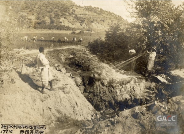 2019 옛 사진 공모전 은상 (1942년 안동시 서후면 천수답모내기).  사진=안동시