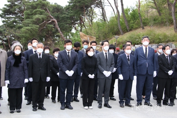 김정재·김병욱 당선인이 충혼탑 참배를 하고 있다. 사진=김정재의원 사무실