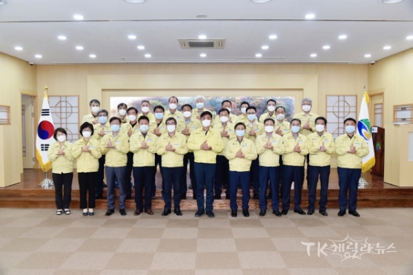 윤경희 청송군수와 간부 공무원들이 27일 간부회의를 마치고 방역 최일선에서 코로나19와 싸우고 있는 전국의 의료진에게 존경과 자부심을 뜻하는 수화 동작을 취하고 있다. 사진=청송군