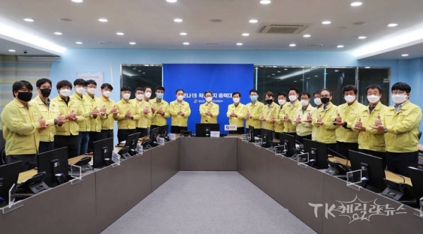 오도창 군수는 군청 재난상황실에서 직원들과 함께 최전선에서 고생하는 의료진과 방역 소독 및 사회적 거리두기에 참여하는 군민들께 존경과 감사의 마음을 지닌 수화 동작을 하고 있다. 사진=영양군