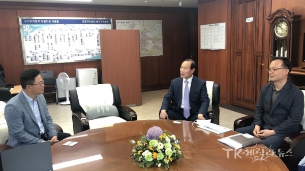 12일 정창근 대구경북지방병무청장이 근로복지공단대구본부를 방문해 최창식 본부장과 면담을 하고 있다