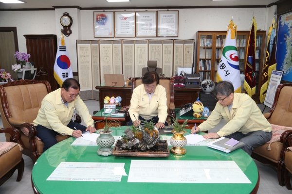 권영세 안동시장(가운데))이 간부 공무원들과 함께 재난지원금 신청서에 기부의사를 표시하고 있다. 사진=안동시