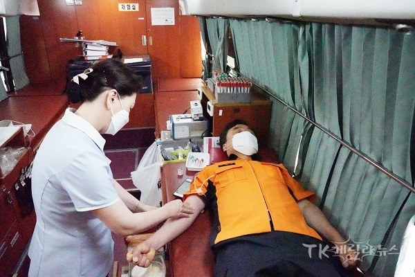 소방본부 본부장이 헌혈을 하고 있다. 사진=경북소방본부