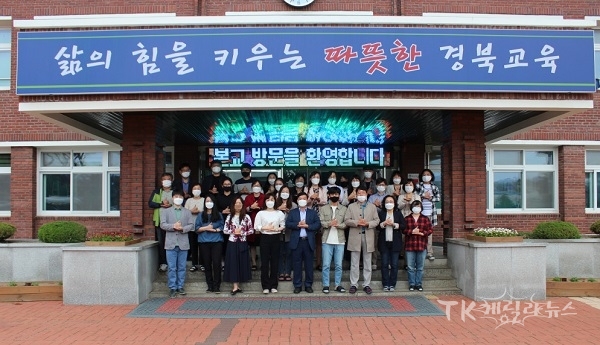 안동중학교 교직원 75명이 코로나 19 확산 방지를 위해 애쓰시는 의료진을 포함한 모든 분들께 감사와 존경의 마음을 표하는 수어 동작과 함께 “감사합니다”를 외치고 있다.  사진=안동중