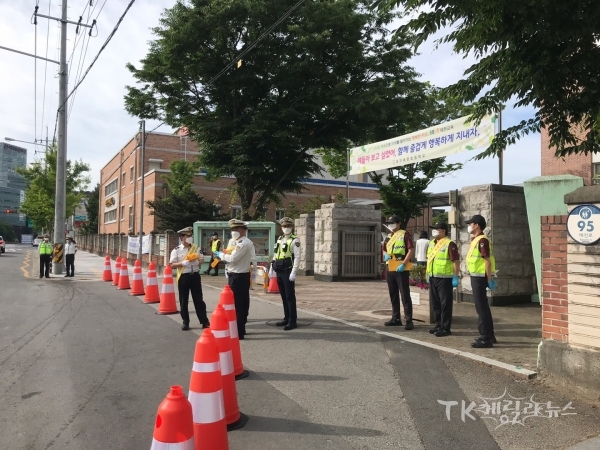 대구강북경찰서는 27일 대구 북구 태전동 태현초등학교 앞 어린이보호구역내 속도 및 신호위반 등 어린이 교통안전 위협행위에 대한 계도활동과 함께 불법 주정차 차량에 대해캠페인을 실시 하고 있다 사진=대구강북경찰서