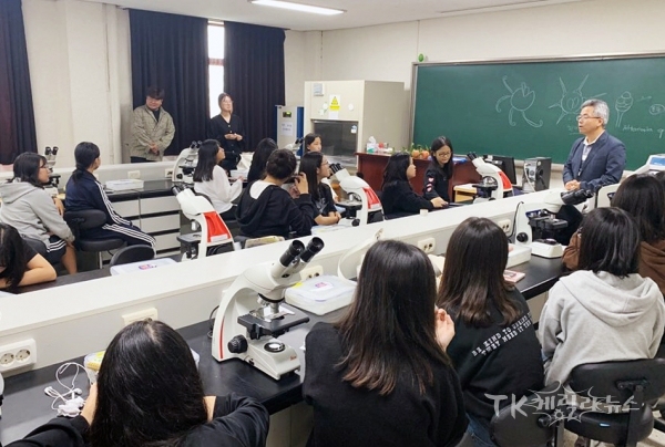 지난해 안동여자중학교 학생들을 대상으로 고교교육 기여대학 지원사업의 일환으로 진행한 ‘ANU 대학방문 전공체험’ 행사 사진=안동대