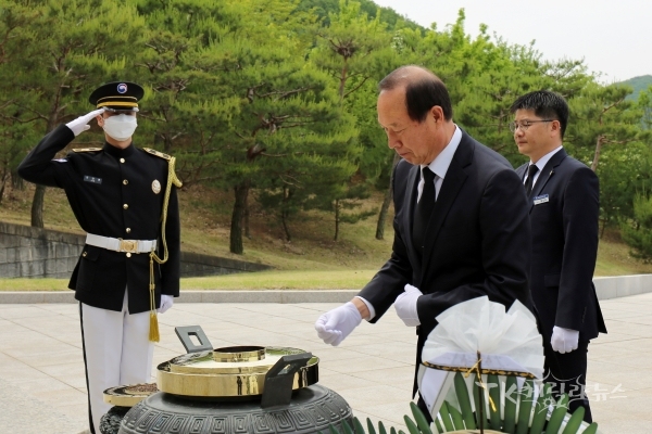 정창근 청장이 3일 국립영천호국원을 방문해 현충탑에 분향하고 있다. 사진=대구경북지방병무청