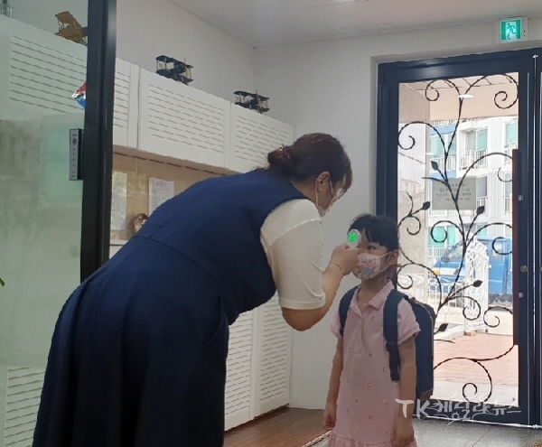 등원하는 어린이에게 체온측정을 하고 있다. 사진=안동시