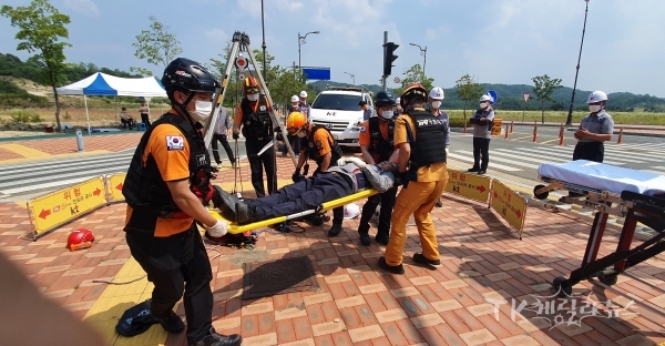 맨홀구조훈련. 사진=안동소방서