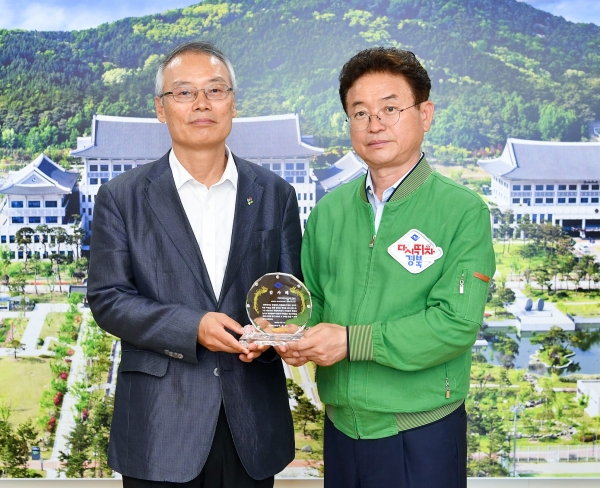 이철우(우측) 도지사가 김희곤 독립기념관장에게 감사패을 전달하고 기념촬영을 하고 있다.