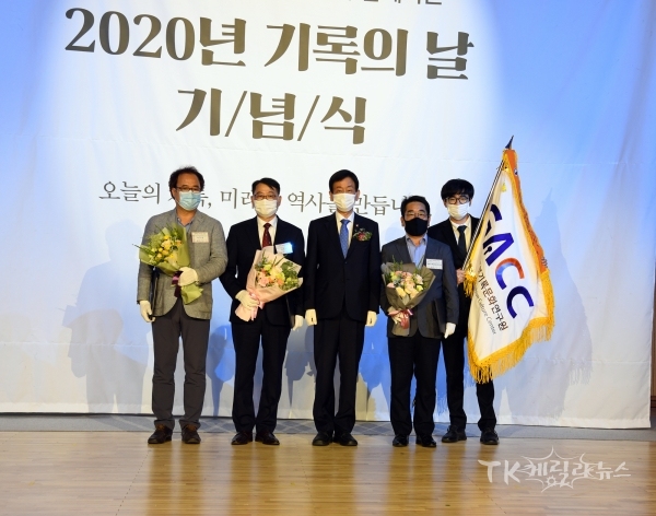 경북기록문화연구원_기록관리_유공_행안부장관_표창_(왼쪽_세번째_진영_행안부_장관_네번째_유경상_대표).