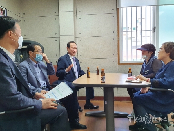 정창근 대구경북병무청장이 대구 남구에 소재한 '희망의집'을 방문해 사회복무요원의 개인정보 취급 전면금지에 따른 당부사항을 전하고 있다. 사진=대구경북병무청