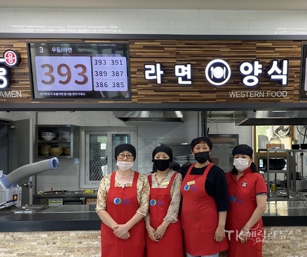 청송군은 '산소카페 청송군' 로고가 새겨진 위생 앞치마를 제작해 청송 알리기에 나섰다.  사진=청송군