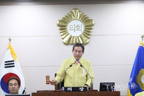 정재현 상주시의회 의장이 '제201회 상주시의회 임시회'를 알리고 있다. 사진=상주시의회
