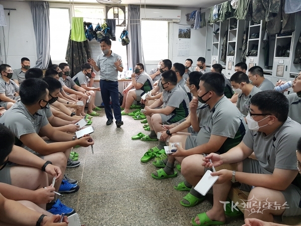 대구경북지방병무청 복무지도관이 15일 50사단을 방문하여 군사교육소집 수료 예정인 사회복무요원들과 소통의 시간을 갖고 있다. 사진=대구경북병무청
