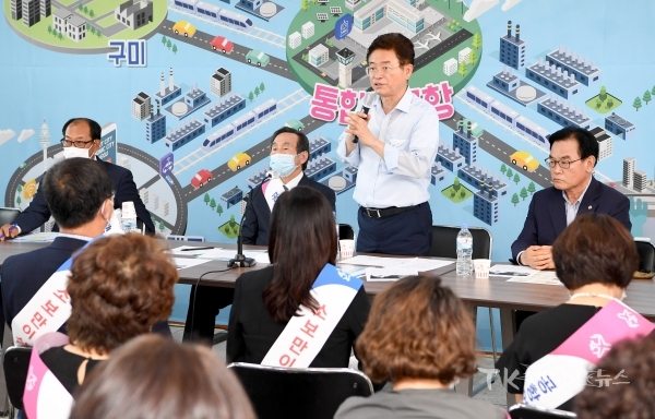 이철우 도지사가 통합신공항 공동후보지 유치를 위해 경북도 새마을회와 간담회를 하고 있다.
