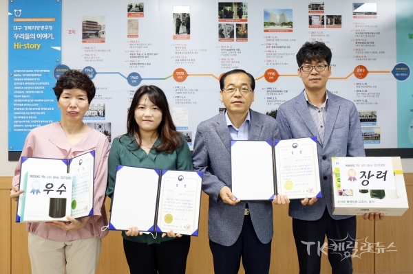 My job idea 경진대회 수상자들이 도명곤 청장 직무대리(오른쪽 두번째)와 기념촬영을 하고 있다. 사진=대구경북병무청