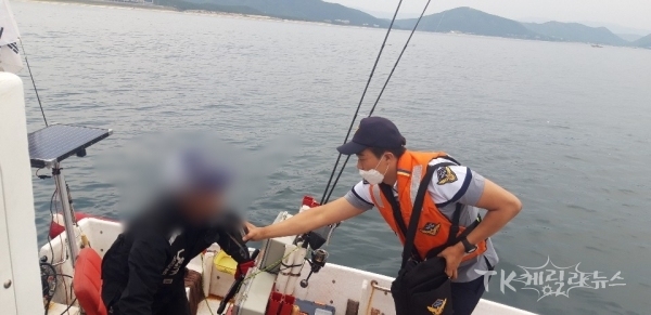 포항해경이 음주를 측정하고 있다. 사진=포항해경