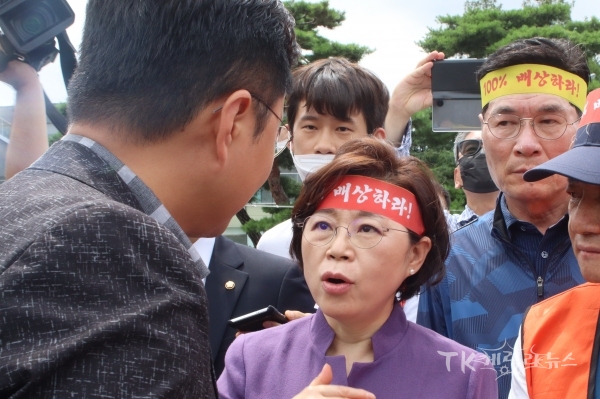 김정재 국회의원이 11일 청와대 분수대 앞 광장에서 김광진 정무비서관을 만나 시행령 일부개정령(안)에 대한 포항시민 요구사항’을 직접 전달하고 있다.  사진=김정재 의원실